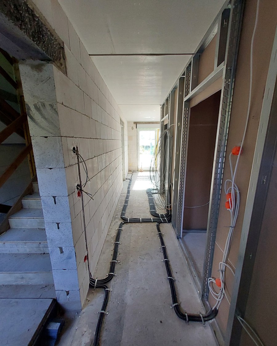 Leitungswege im Boden eines Flurs während der Rohinstallation