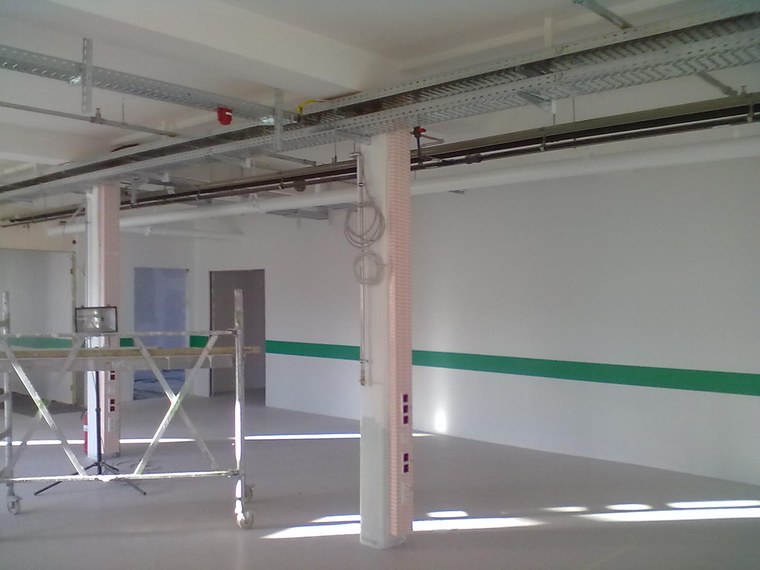 Gewerbefläche im Ausbau mit offenen Kabeltrassen