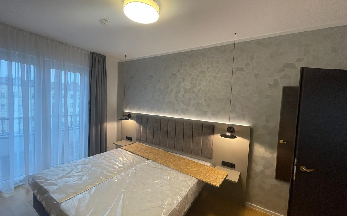 Fertig eingerichtetes Hotelzimmer mit Decken- und Lesebeleuchtung