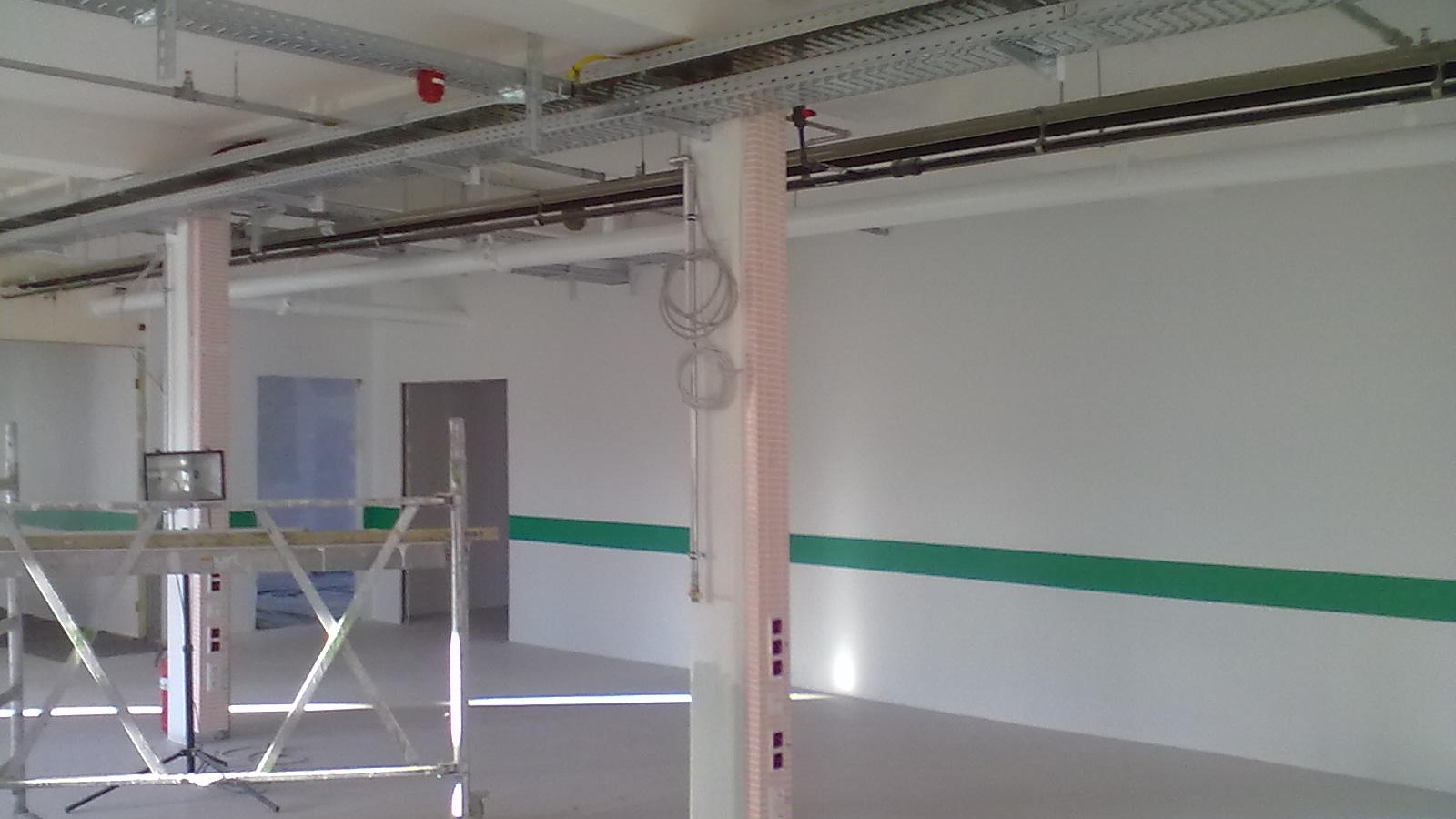 Kabeltrassen unter der Decke einer Gewerbefläche im Ausbau