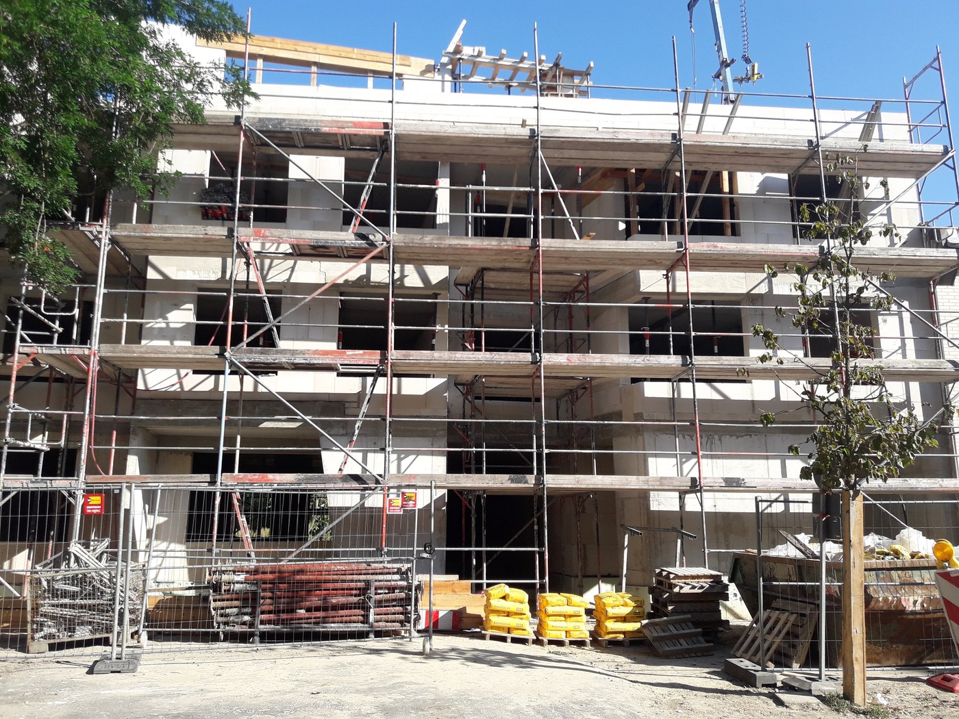 Mehrfamilienhaus mit Baugerüst während der Installation
