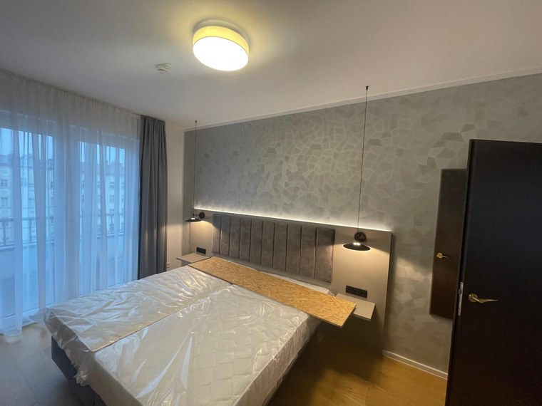 Modernisiertes Hotelzimmer mit neuer Beleuchtung