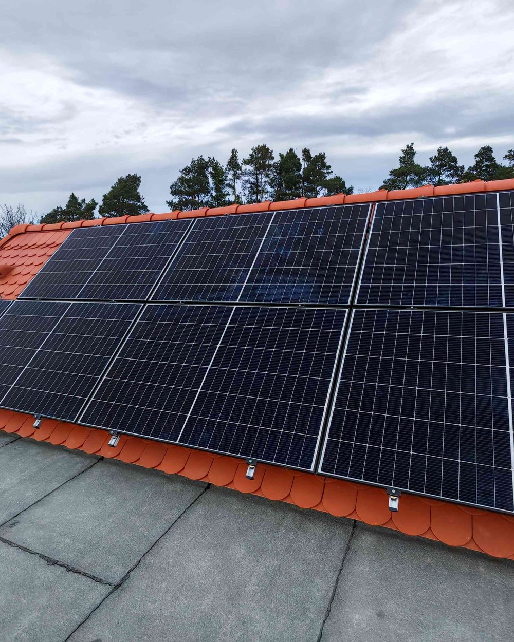 Photovoltaikmodule auf einem Ziegeldach