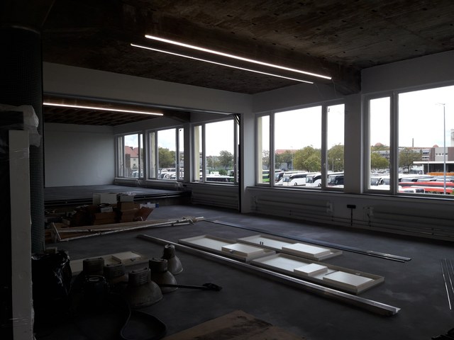 Rohetage mit Fensterfront vor dem Studioausbau